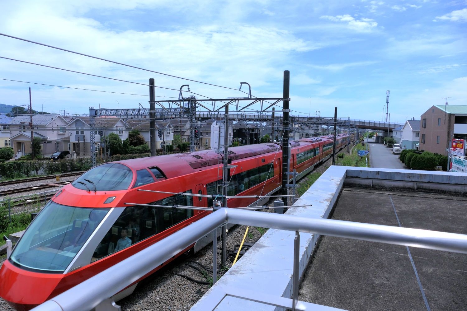 特急列車は開成駅を通過する（記者撮影）
