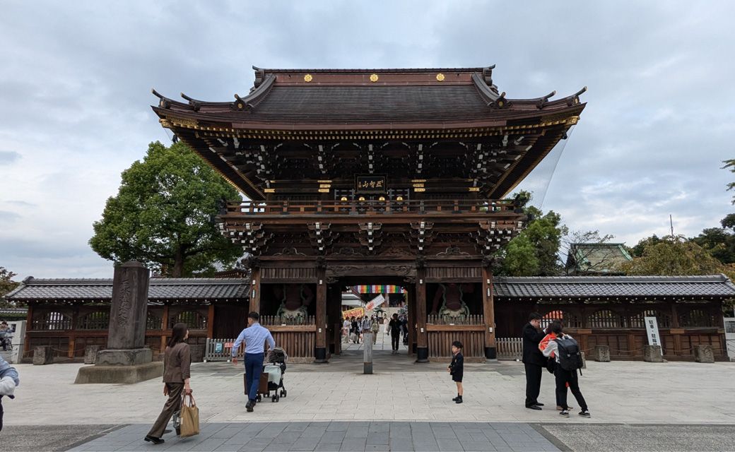 西新井大師の山門 江戸時代に建てられたという（筆者撮影）