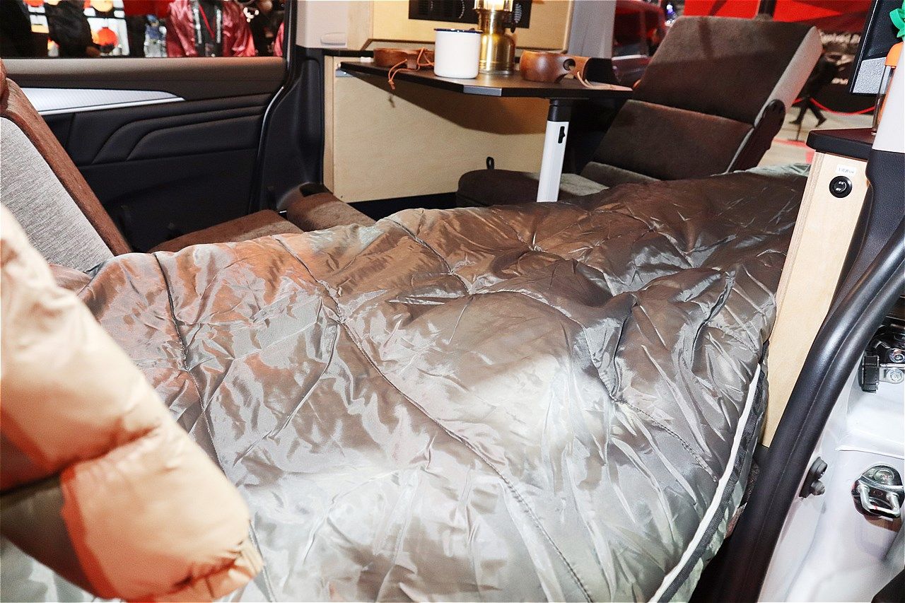 三菱の新型「デリカD:5」をベースにしたキャンピングカー「デリカD:5アクティブキャンパー ロゴス・エディション」（写真：筆者撮影）