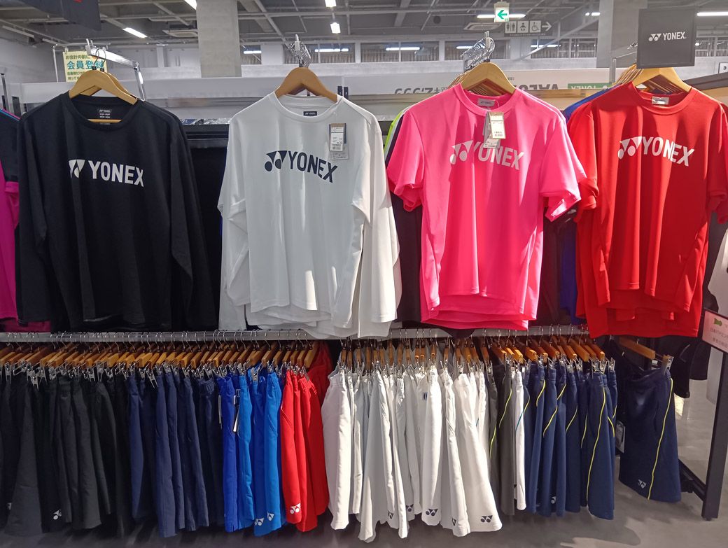 スポーツショップのYONEXコーナー。Tシャツは色んなカラーが選べて嬉しい（筆者撮影）