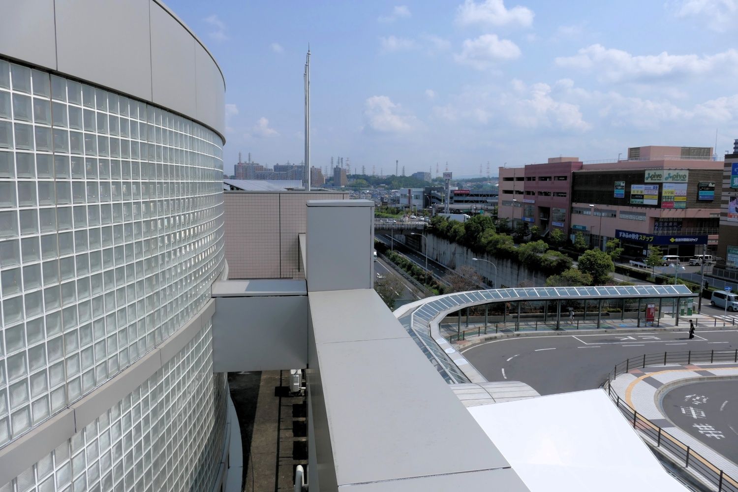 屋上から見た駅前広場側（記者撮影）