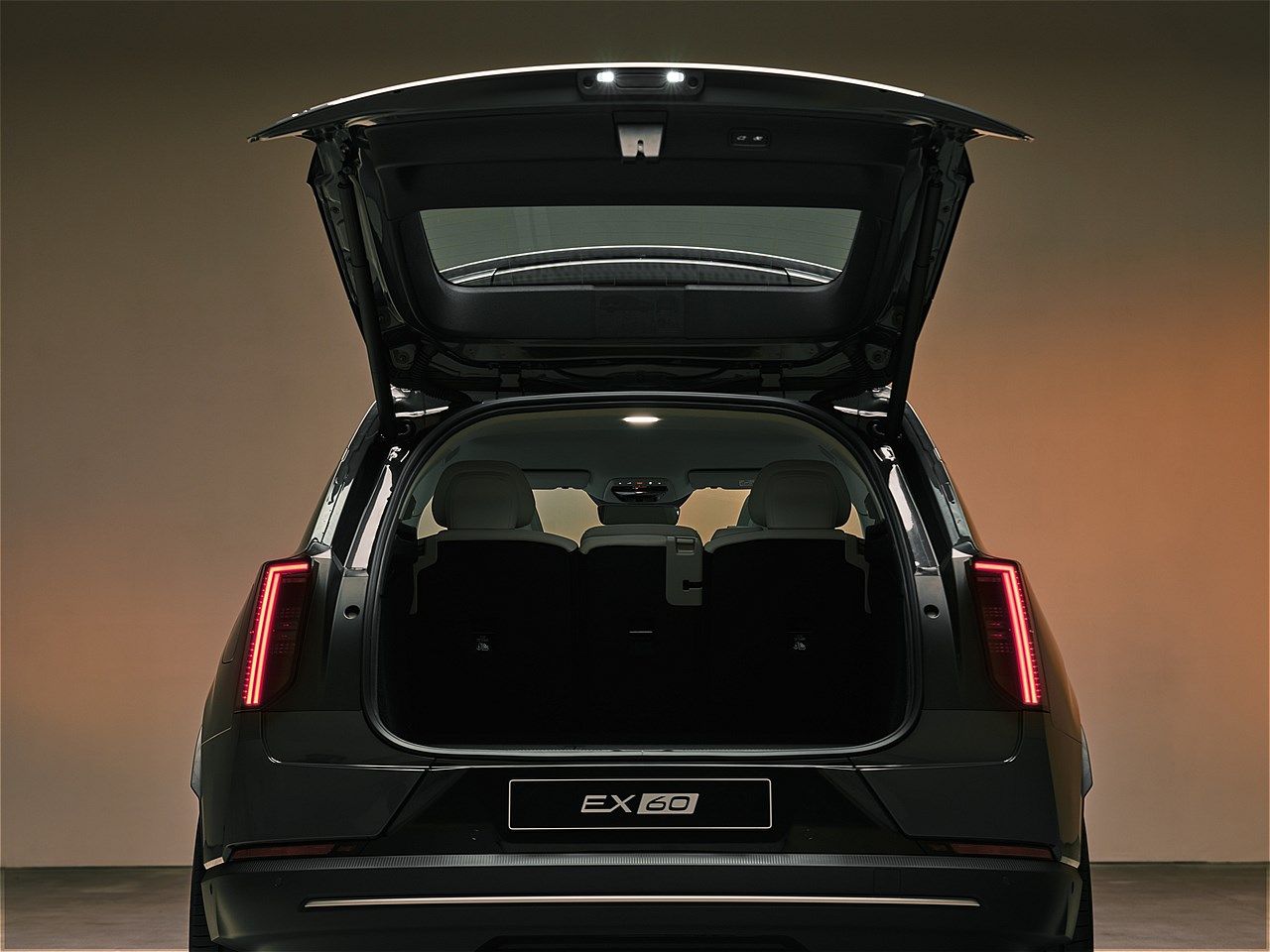 スウェーデン本社で2026年1月21日（現地時間）、世界初公開されたボルボの新型電動ミッドサイズSUV「EX60」（写真：ボルボ・カー・ジャパン）