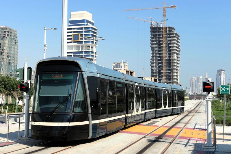 ルサイルトラムの地上区間はレール中央にある軌条から集電（筆者撮影）