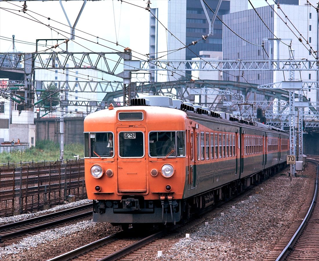 田町付近を走る153系の急行「東海」（撮影：南正時）