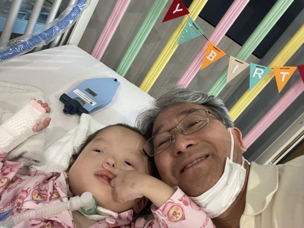 『小さな命を守る家』代表の松原さんと、養子縁組をして自宅で育てている恵満ちゃん（写真：松原さん提供）