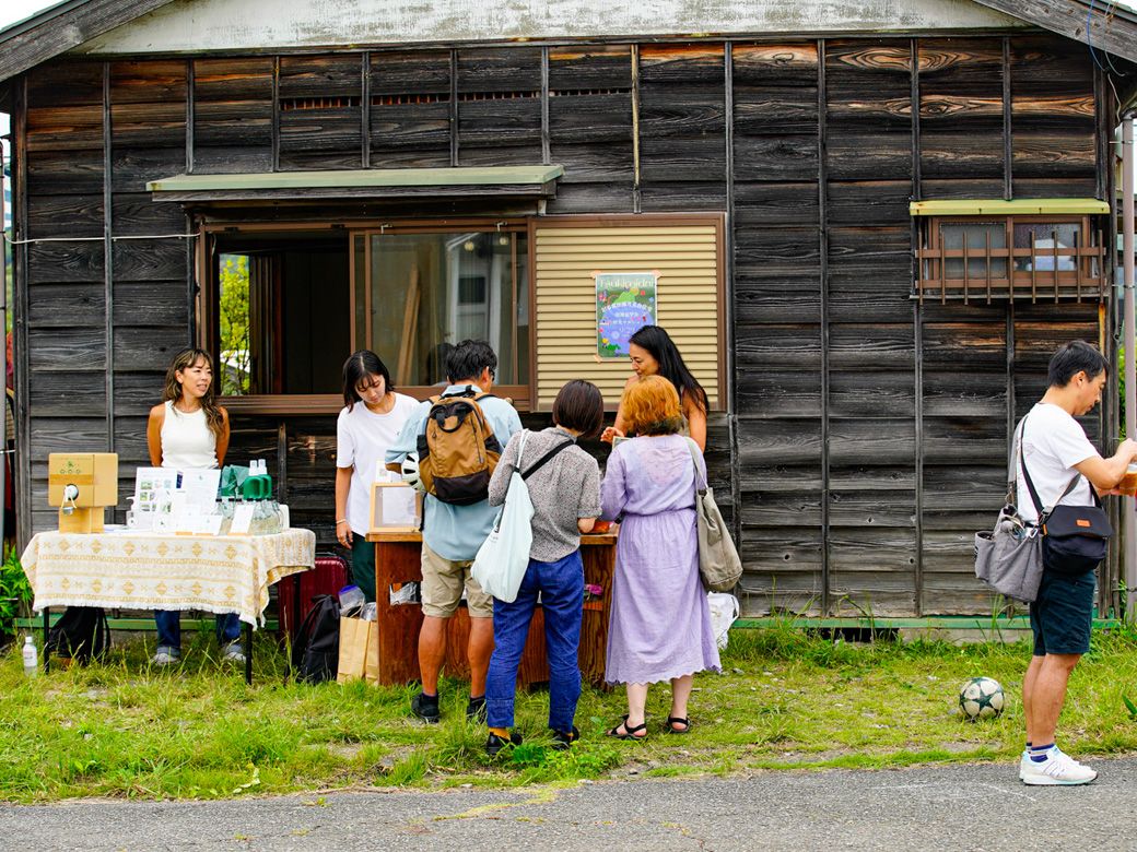 過去に２回開かれたイベントでは年齢、性別、家族構成もさまざまな人達が集まり、熱心に建物、敷地内を見学した（写真：エンジョイワークス提供）