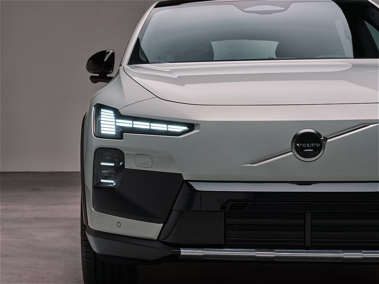 EX60と同時に発表されたボルボ「EX60クロスカントリー」（写真：ボルボ・カー・ジャパン）