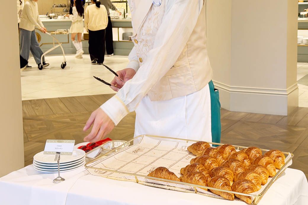 クロワッサンは焼きたて。キャストがワゴンでテーブルまで運んでくれる（写真：筆者撮影）