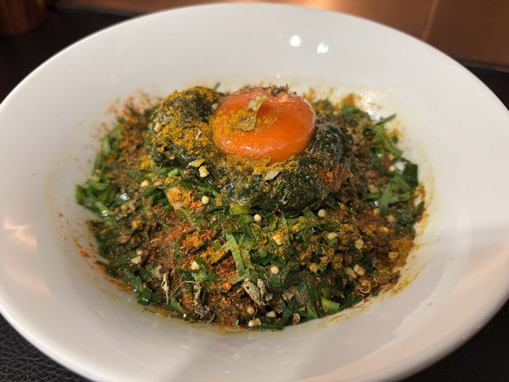 「麺屋 宗」の「スパニラ」。汁なしのニラソバにスパイスをきかせたクセになる一品だ（写真：筆者撮影）