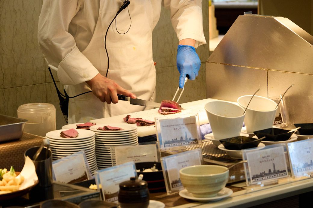 次から次へとローストビーフが量産されている（写真：筆者撮影）