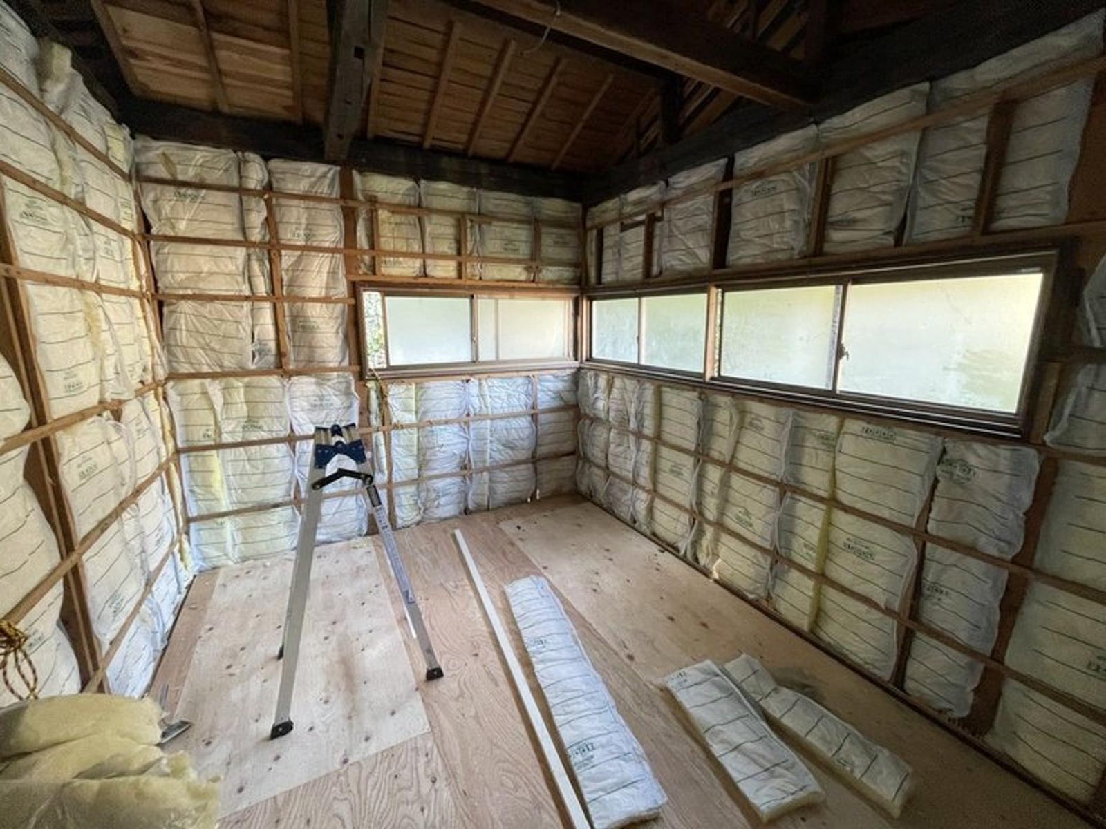 古い建物の弱点、断熱をカバーすべく断熱材を入れる（写真提供：山脈）