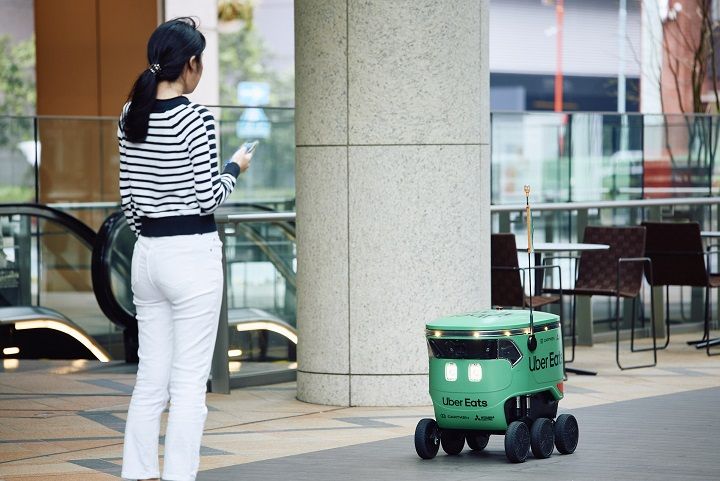 ロボットは建物の中に入れないため、外まで受け渡しに行く必要がある（写真：Uber Eats）