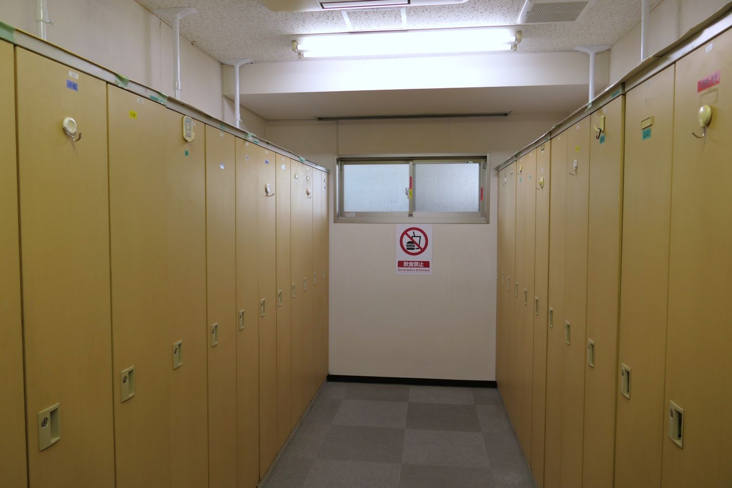 駅員用のロッカールーム（記者撮影）