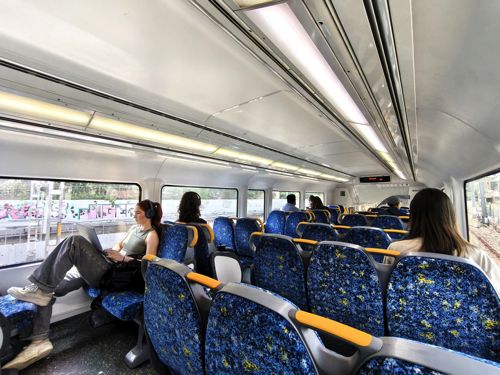 シドニートレインズの車両は多くが転換クロスシートで3人－2人配置（筆者撮影）