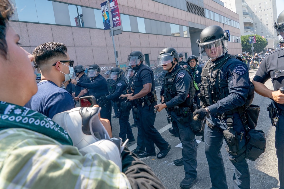 デモ隊と警察当局の衝突は全米各地に広がろうとしている（写真：ブルームバーグ）