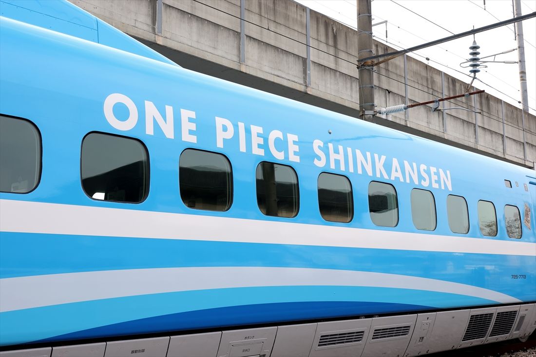 7号車の車体に入った「ONE PIECE SHINKANSEN」の文字（撮影：尾形文繁）