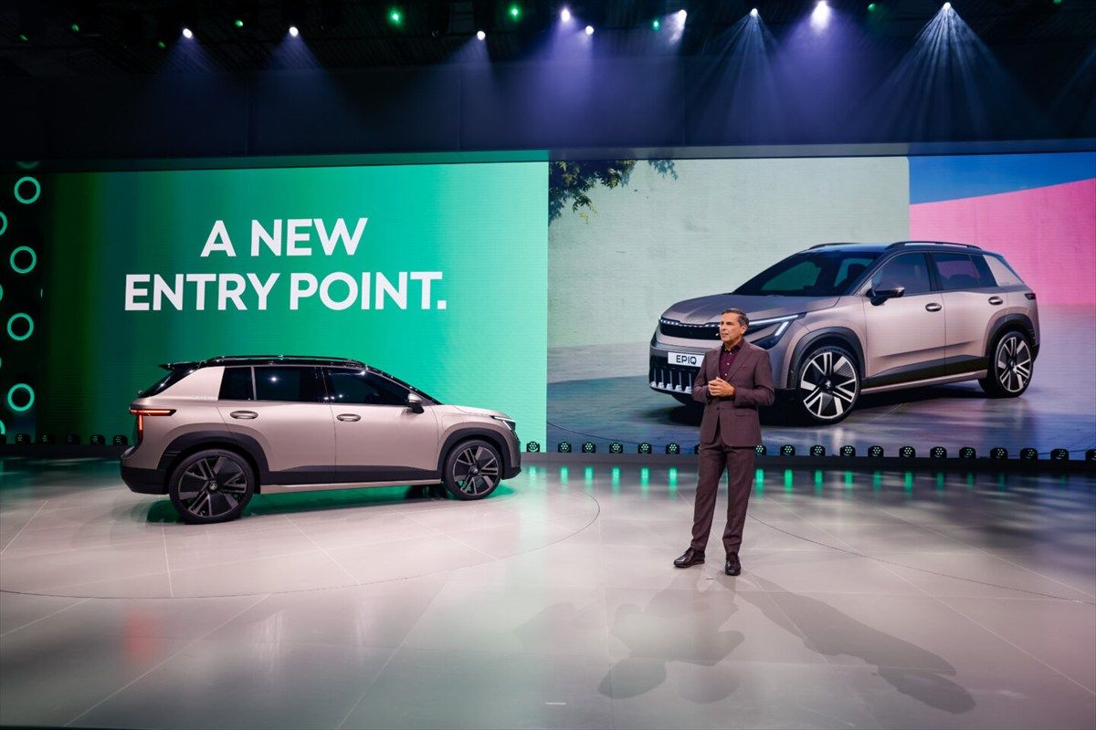 シュコダ「Epiq」とシュコダ・アウトのクラウス・ツェルマーCEO（写真： Škoda Auto）