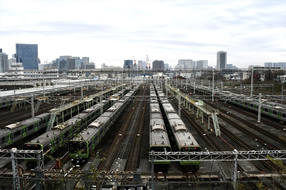 「大井町トラックス」に隣接する山手線の車両基地（記者撮影）
