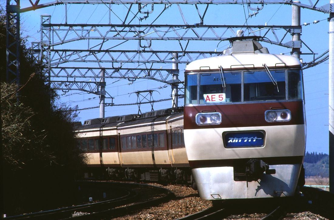 登場時はクリームとマルーンのシックな塗り分けだった京成スカイライナーAE車（撮影：南正時）