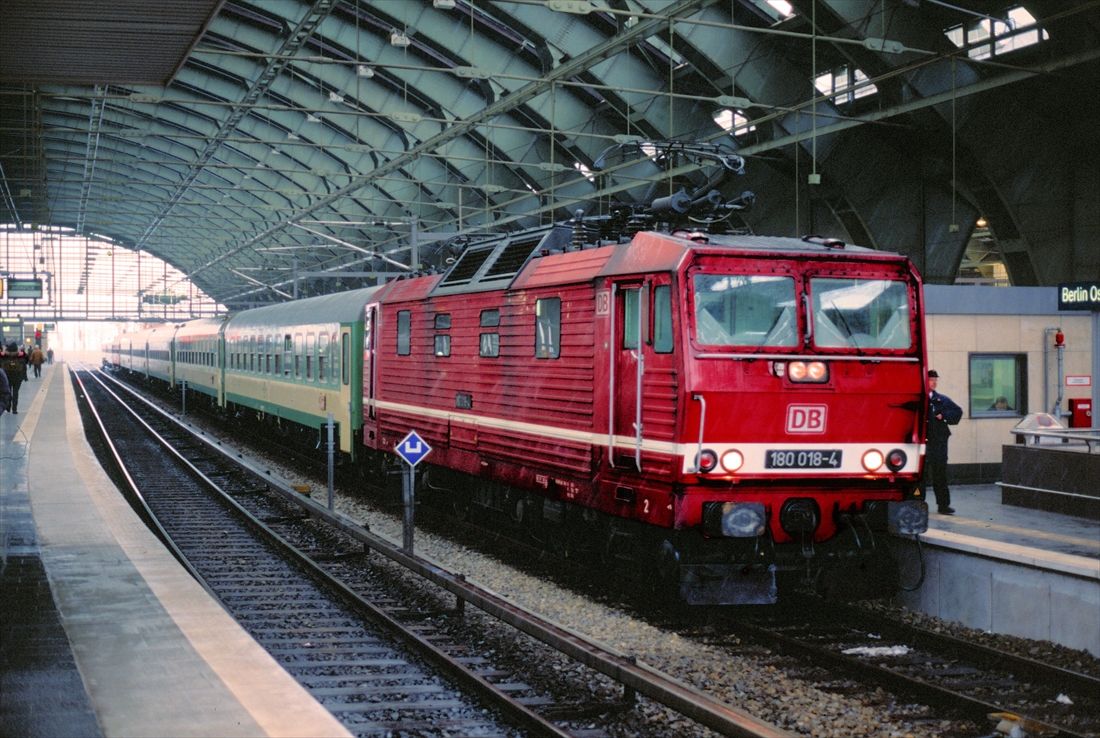 ワルシャワからベルリン駅に到着した国際列車＝1999年（撮影：橋爪智之）