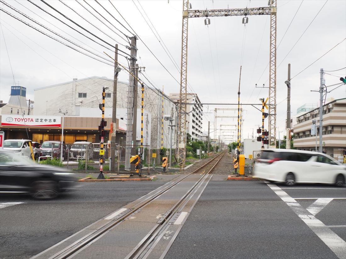 新宿新道踏切は幹線道路の国道6号との交差部。交通量が多い（編集部撮影）