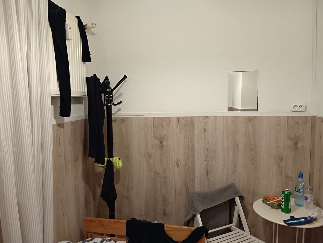 ポーランドのゲストハウスの光景。部屋干しだらけのおかけで、室内の乾燥には苦しめられなかった（筆者撮影）