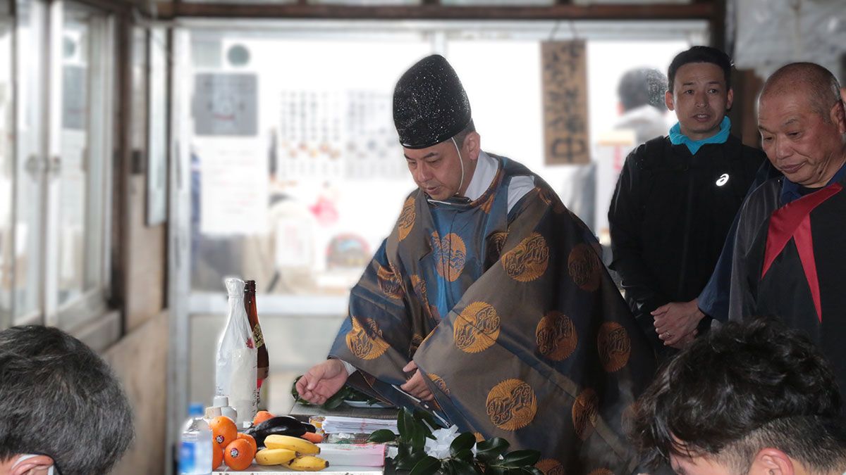 お供え物を準備する勝又さん