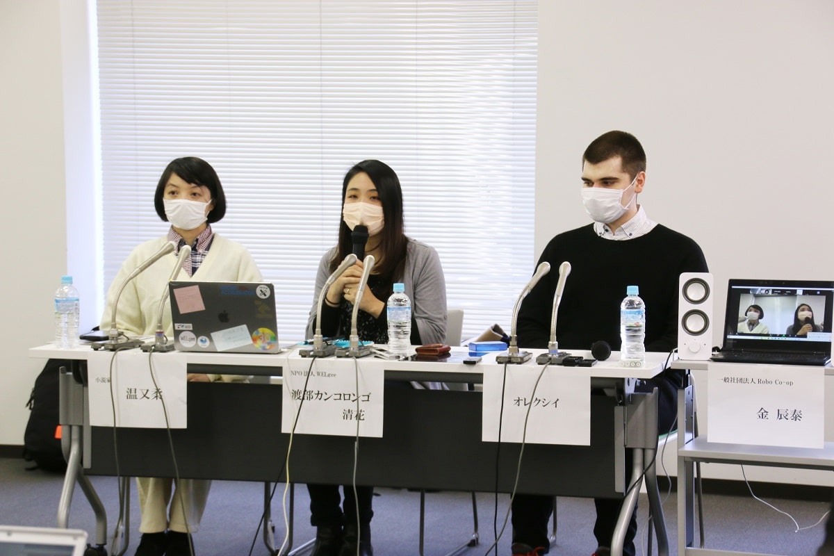 日本のウクライナ難民受け入れ拡充について提言する渡部カンコロンゴ清花氏（中央）（写真：時事）