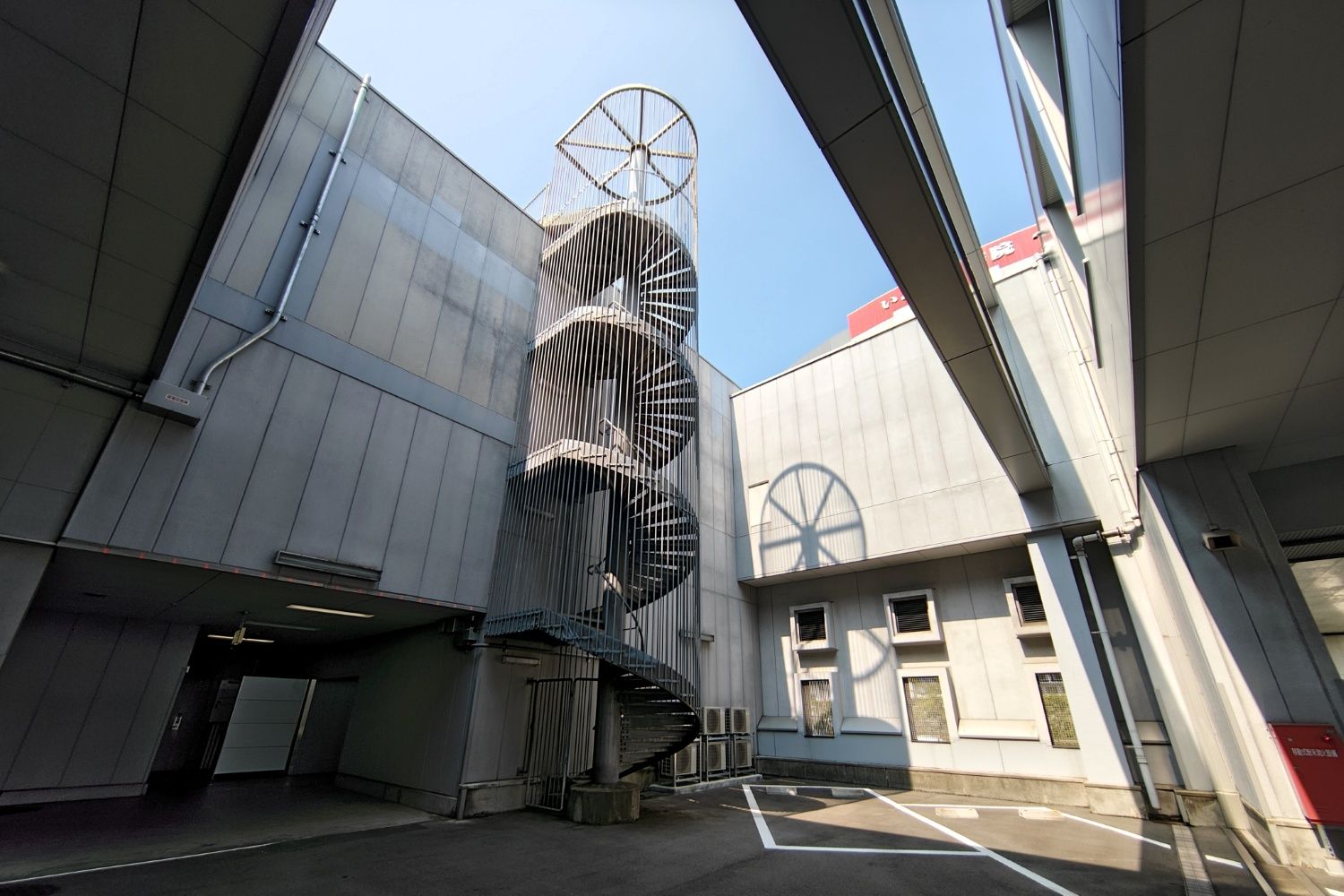 入り口がしっかり施錠されているらせん階段。その上には……（記者撮影）