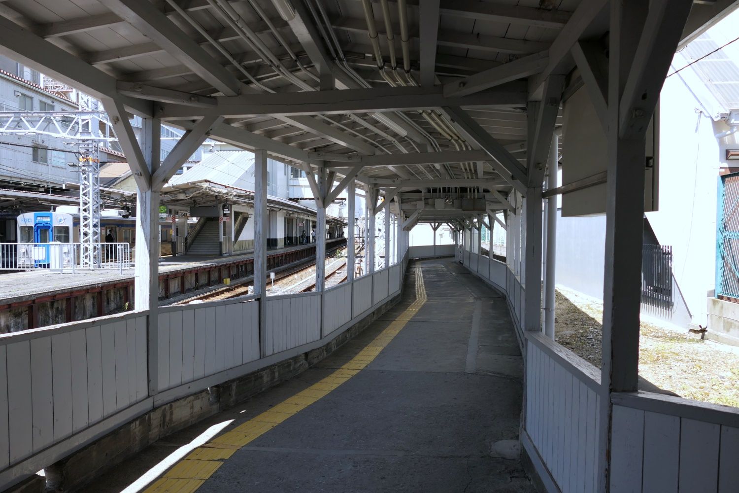 東出口側から見た駅構内（記者撮影）