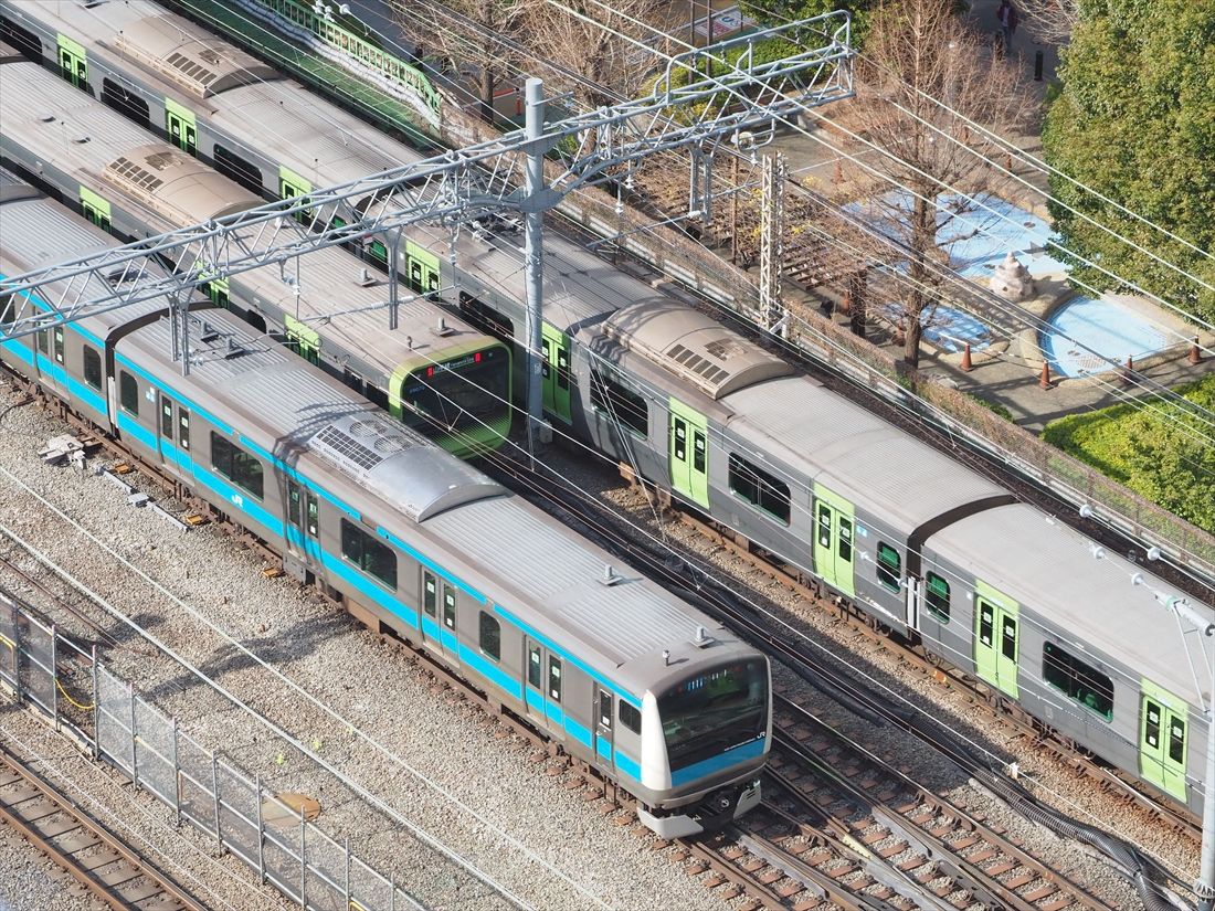 すれ違う京浜東北線と山手線の電車（記者撮影）