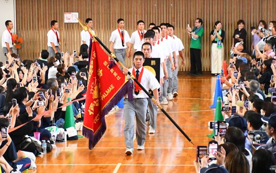 母校で優勝報告を行う沖縄尚学高校野球部のメンバー（長嶺真輝撮影）
