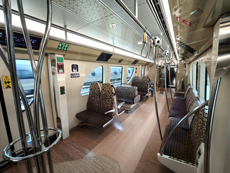 ファミリー室はセミクロスシート（筆者撮影）