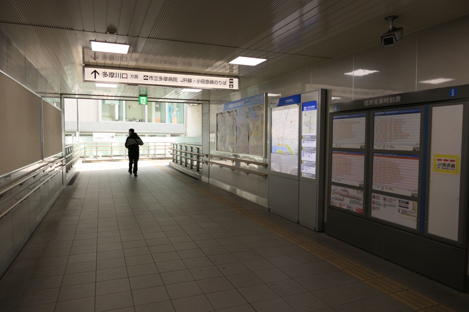 北口改札からJR南武線の駅へは歩行者デッキでつながっている（記者撮影）