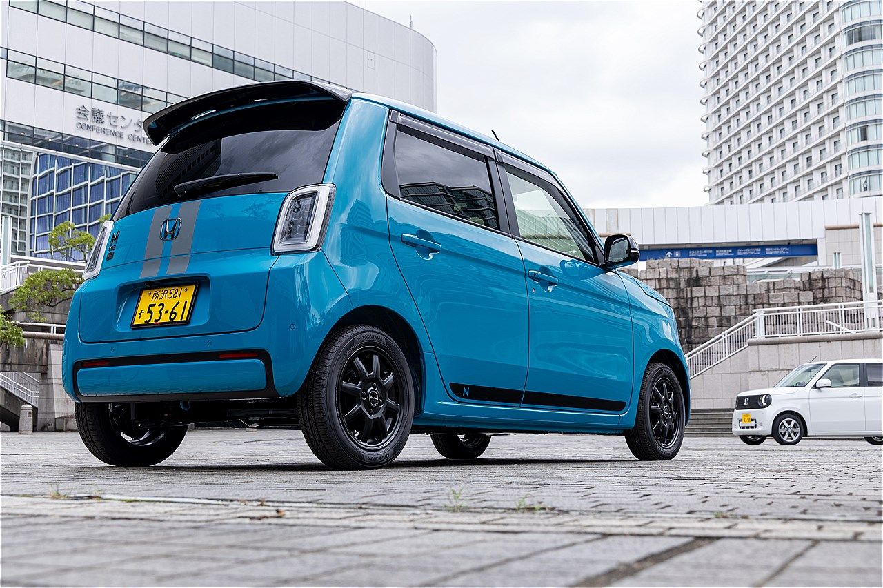 純正アクセサリーを手がけるホンダアクセスが展開するアイテムと、それらを装着したホンダ「N-ONE e:」（写真：三木 宏章）