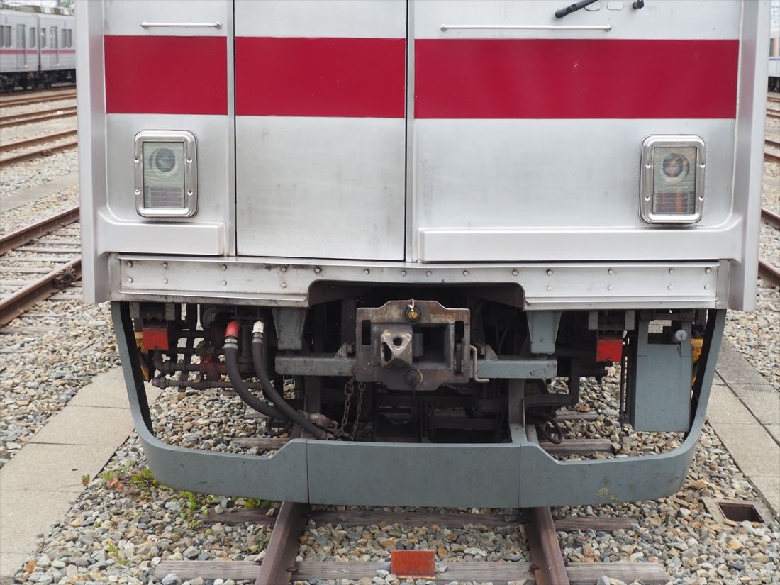 前照灯・尾灯とも消灯した状態（記者撮影）