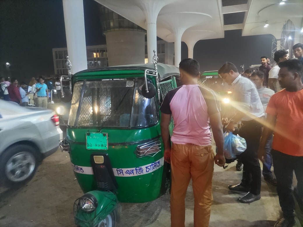 筆者が乗車した「CNG」と呼ばれている三輪タクシー。東南アジアでよく見かけるトゥクトゥクに似ている（筆者撮影）