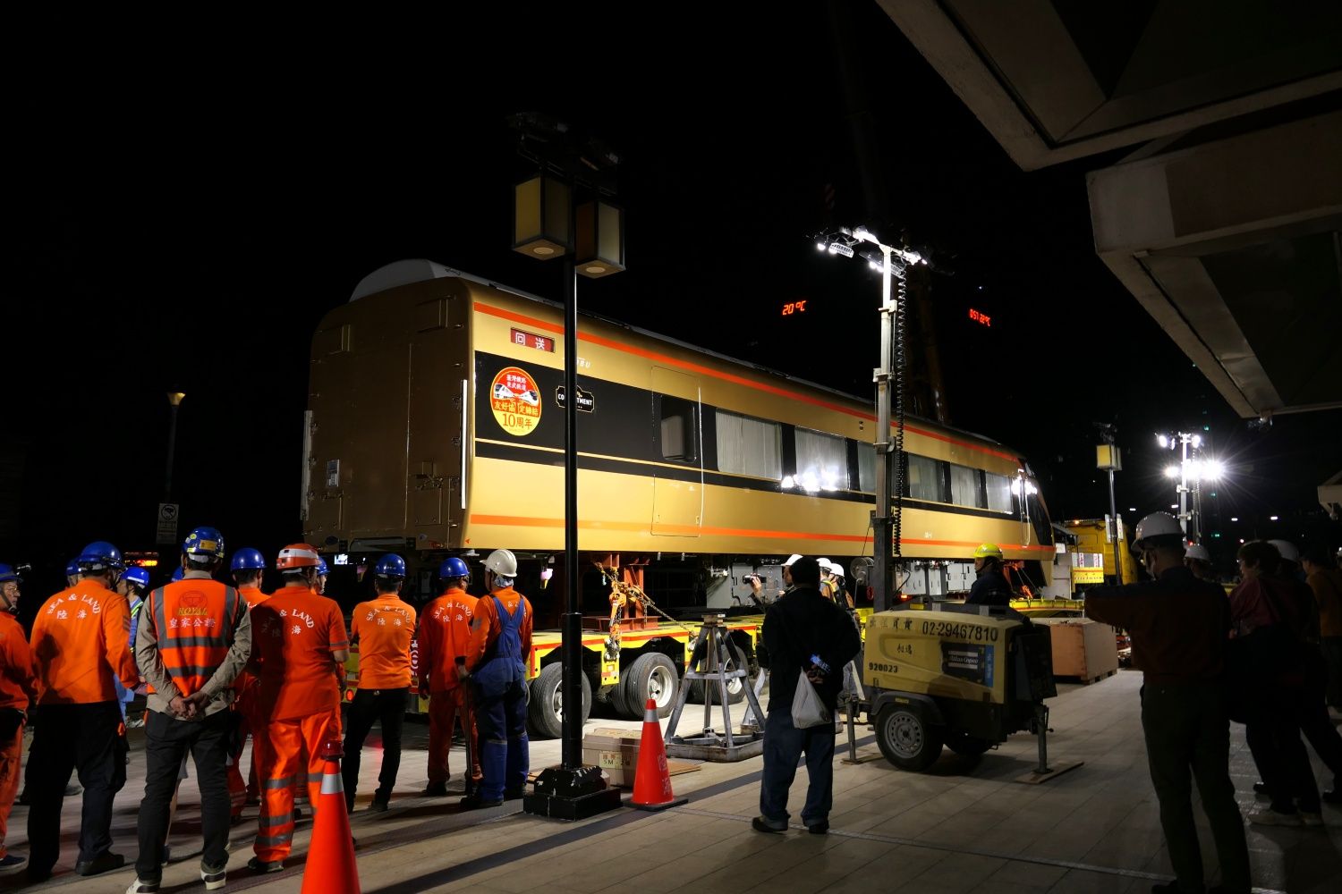 クレーンで吊り上げる前の打ち合わせ（記者撮影）