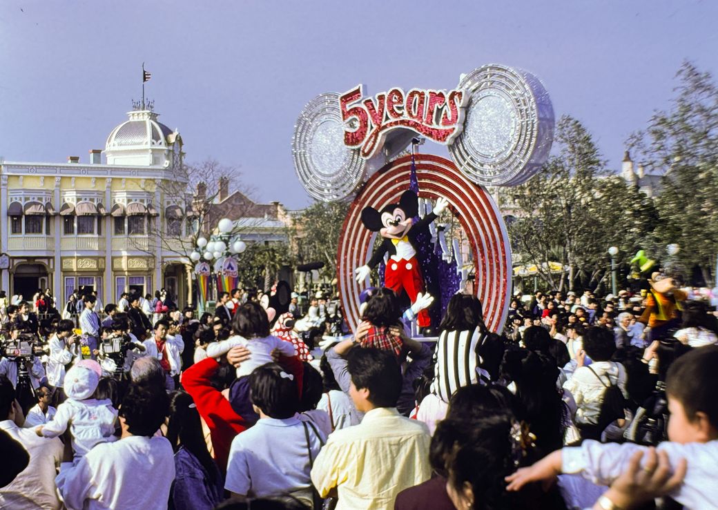 ディズニー５周年記念式典のようす（写真：1988年4月15日、吉野純治撮影）