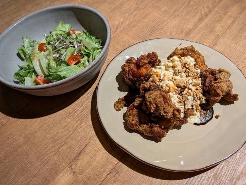 冷製料理から「山盛りグリーンサラダ」、温製料理から「ハーブフライドチキン 自家製タルタルとバルサミコソース」をチョイス（筆者撮影）