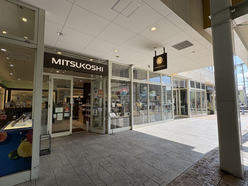 ララガーデン内の三越。贈答品などはここで揃う（写真：筆者撮影）