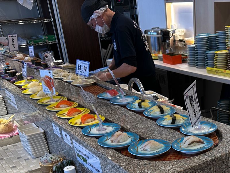 朝食の回転寿司（筆者撮影）
