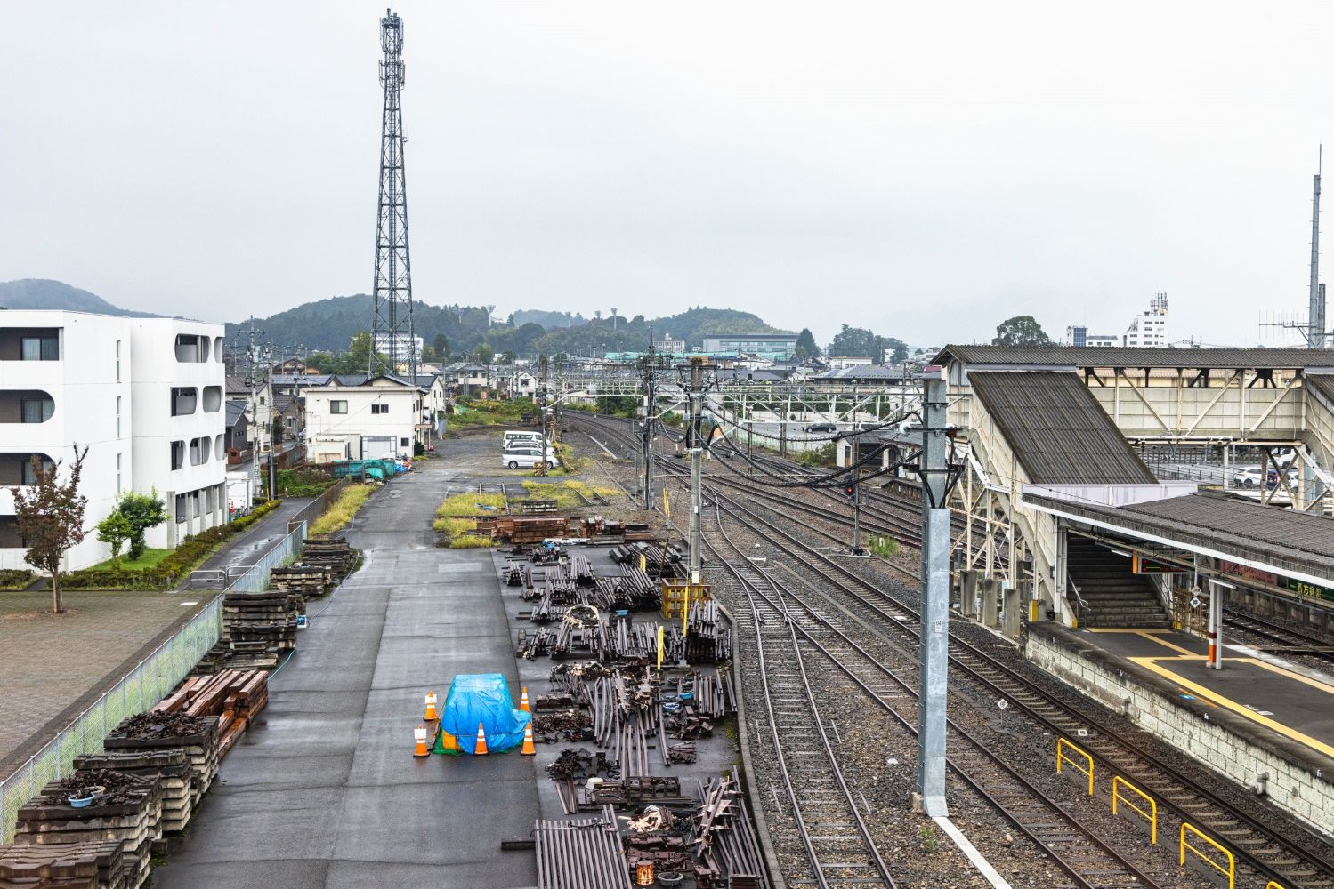 新鹿沼駅の改札口は東側だけ。西側には保線のためのスペースも（撮影：鼠入昌史）