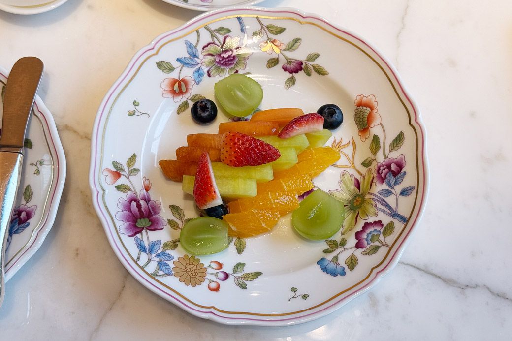 宝石箱のような、カットフルーツ。糖度が高く砂糖なしでも甘い（写真：筆者撮影）