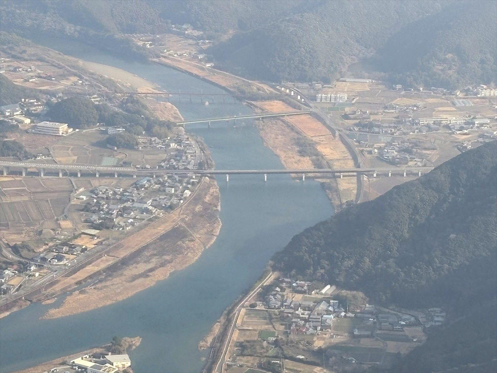 飛行機から見た紀勢道（手前の道路）。白浜町の日置川付近（写真： 佐滝剛弘）