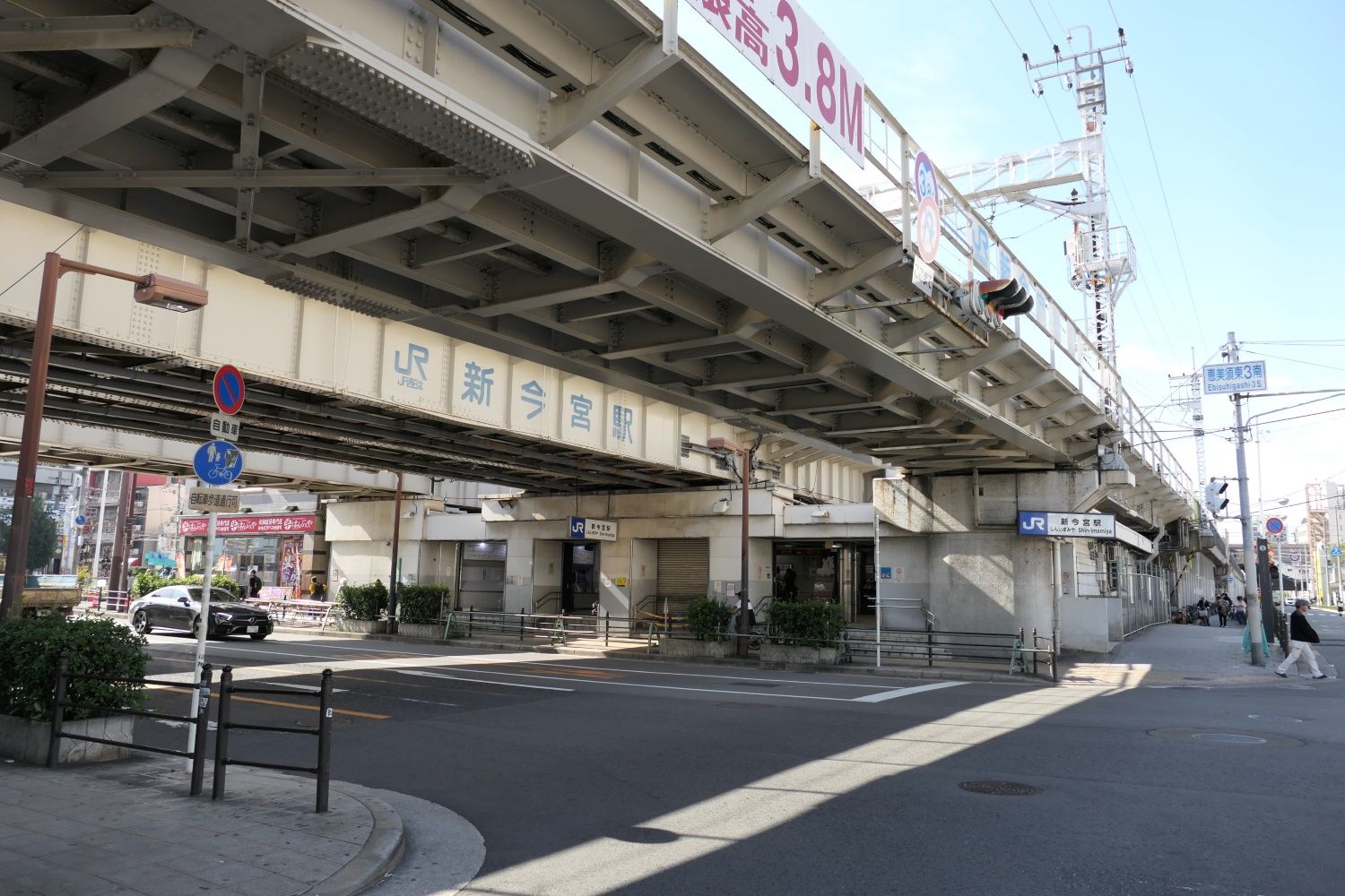 JR新今宮駅もガード下に出入り口がある（記者撮影）