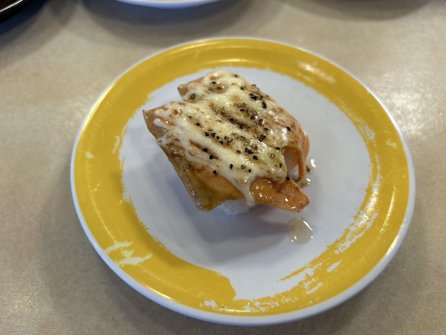 元気寿司の『サーモンペッパーマヨ炙り（130円）』（写真：筆者撮影）