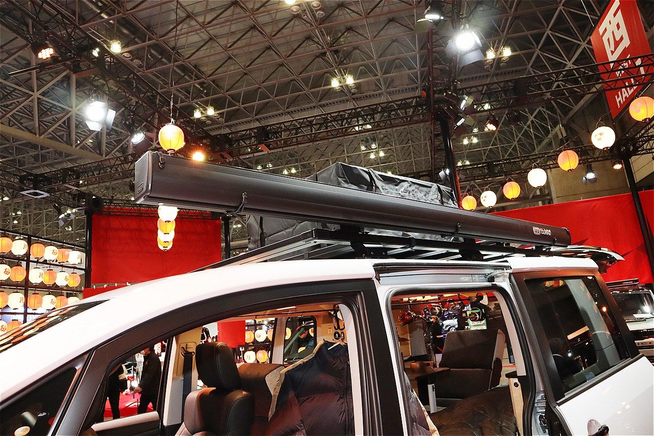 三菱の新型「デリカD:5」をベースにしたキャンピングカー「デリカD:5アクティブキャンパー ロゴス・エディション」（写真：筆者撮影）