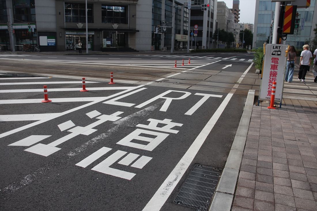 宇都宮東口停留場から鬼怒通りに入る部分には道路の路面に「LRT注意」の白文字（筆者撮影）
