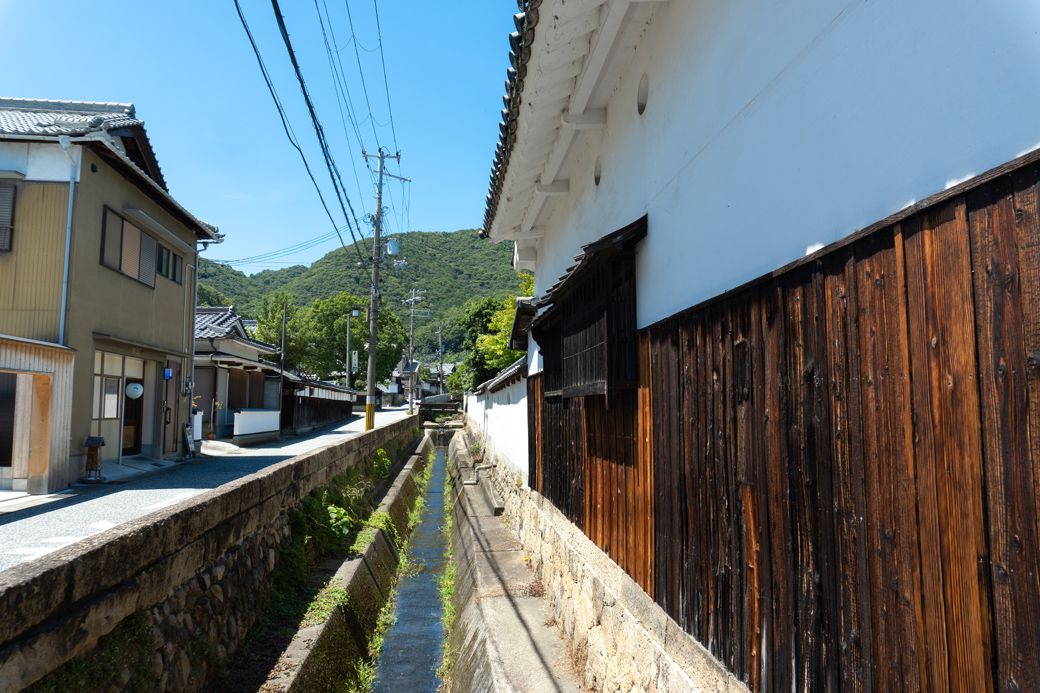 龍野城下町は、文化庁により重要伝統的建造物群保存地区に指定。明治から昭和の建築物が混在する情緒あふれる町並みが広がる（筆者撮影）
